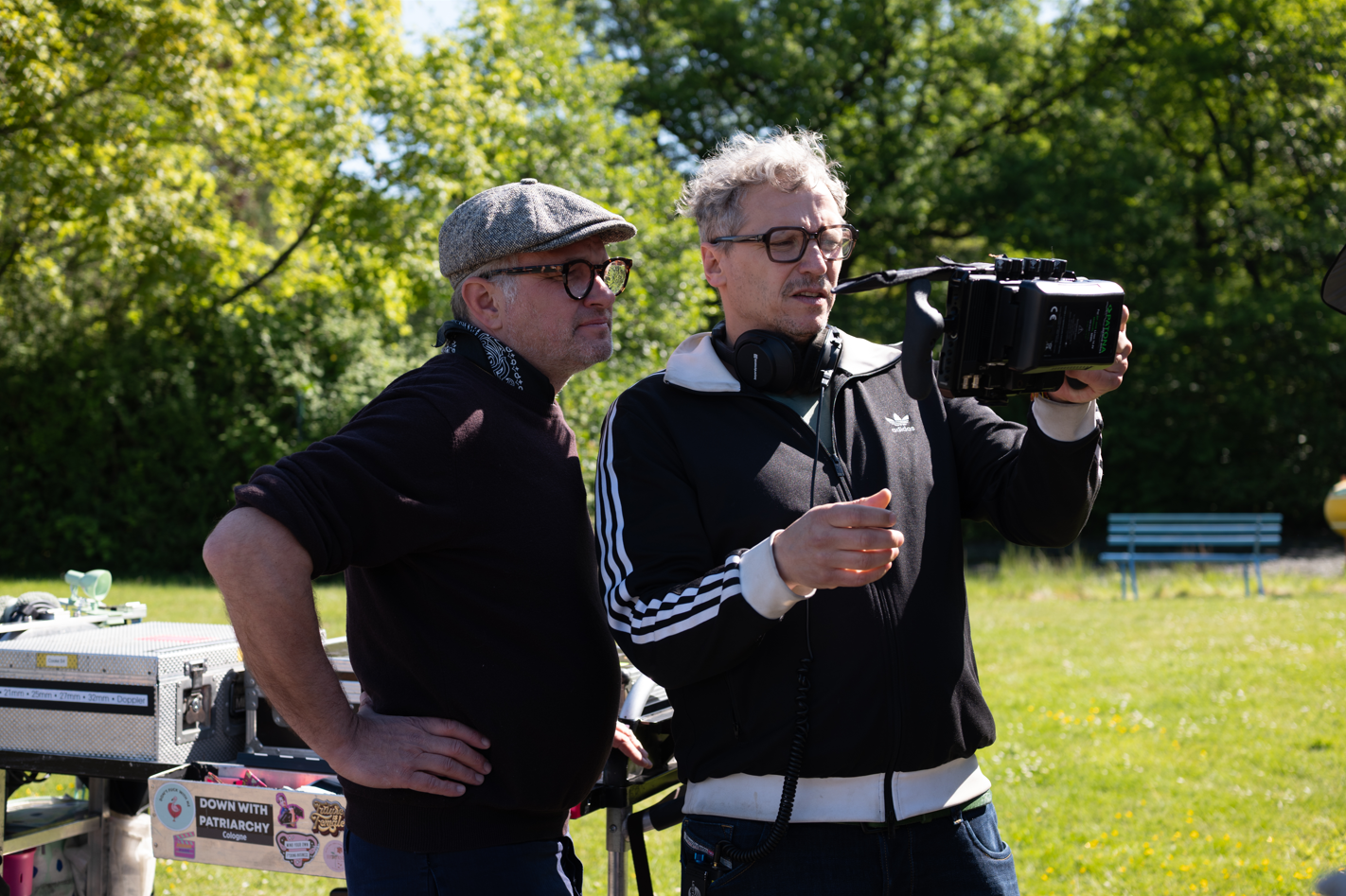 Behind the scenes · 01
